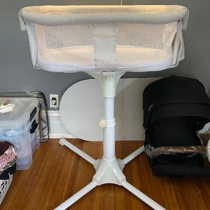 Halo Bassinest swivel sleeper.